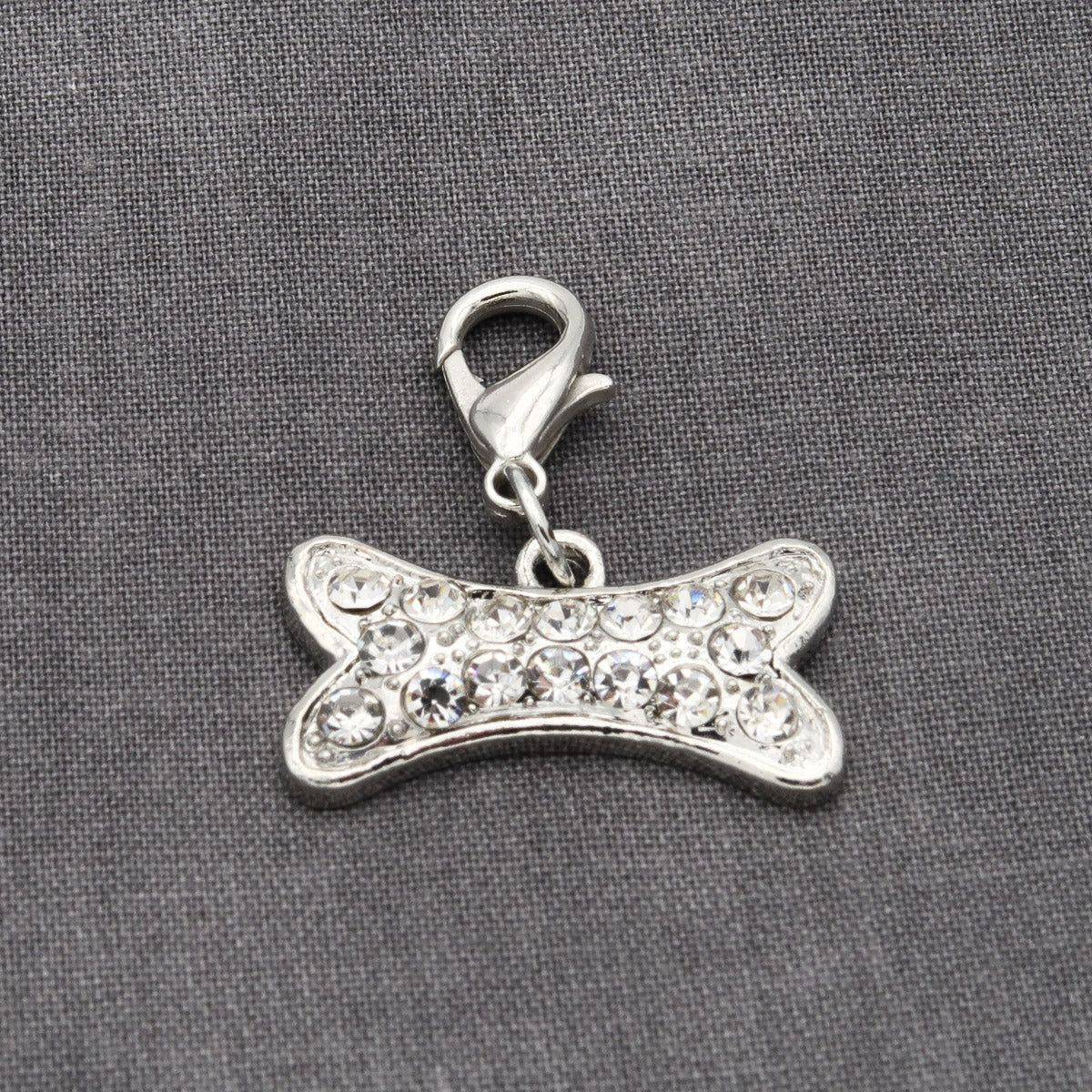Mignon pendentif avec motif de chien et strass