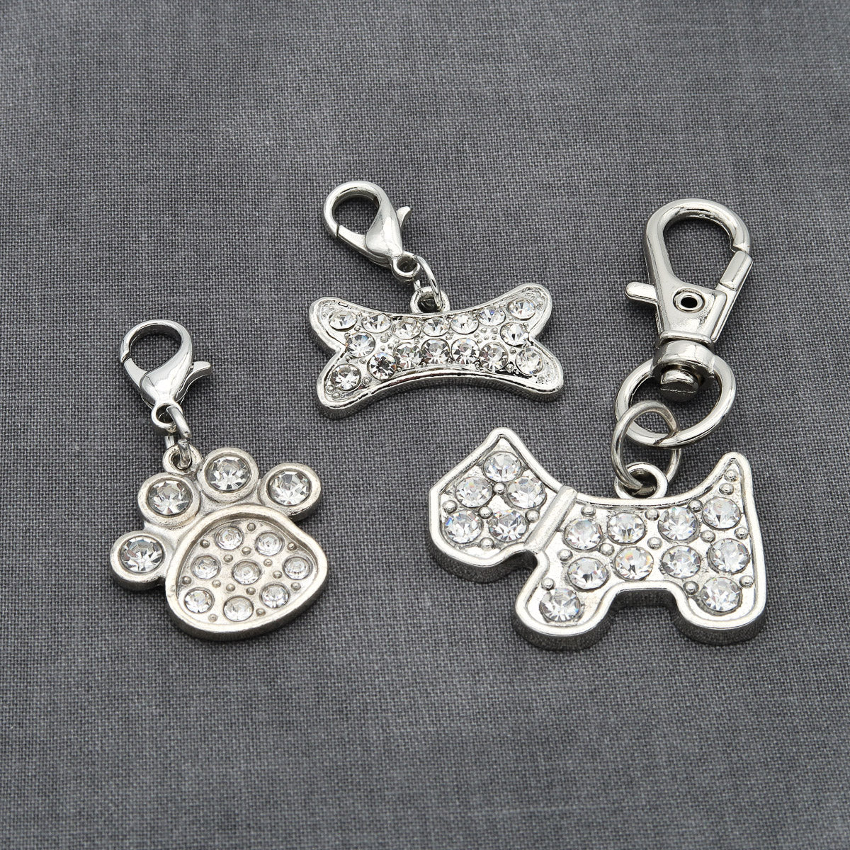 Mignon pendentif avec motif de chien et strass