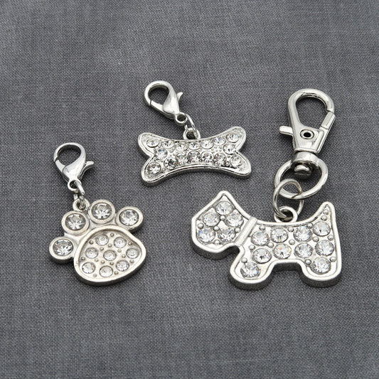 Mignon pendentif avec motif de chien et strass