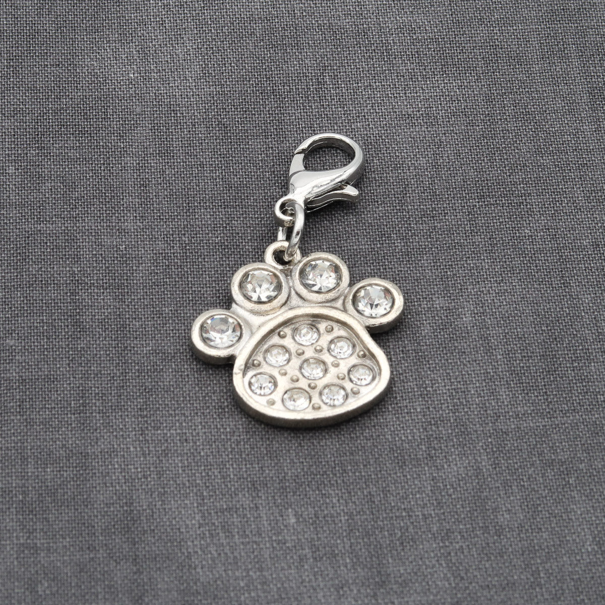 Mignon pendentif avec motif de chien et strass